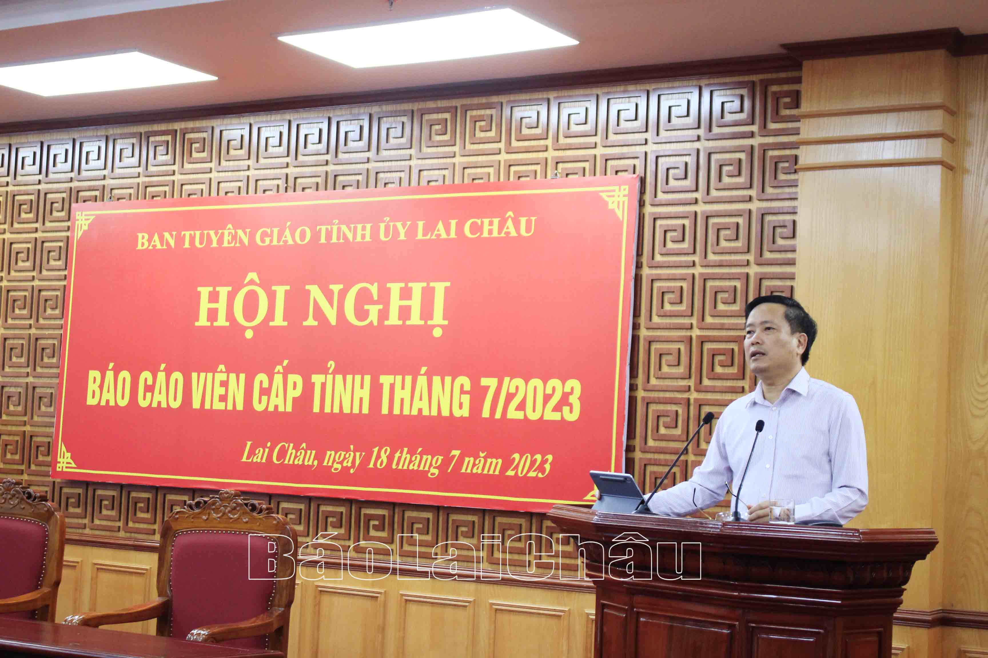 Đồng chí Lê Đức Dục - Uỷ viên Ban Thường vụ tỉnh ủy, Trưởng Ban Tuyên giáo Tỉnh ủy phát biểu tại Hội nghị.